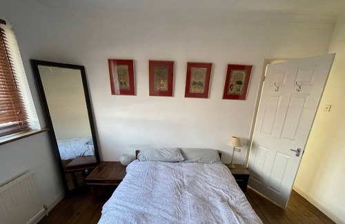 Crofton Park Casa | Cheerful and cute 2 bedroom house.