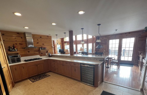Colebrook Cabina | Cheerful and spacious log home4 bedroom 3 1/2 bath