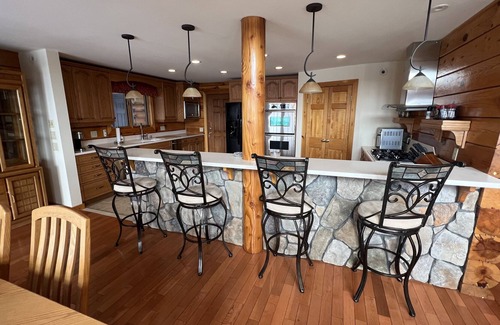 Colebrook Cabina | Cheerful and spacious log home4 bedroom 3 1/2 bath