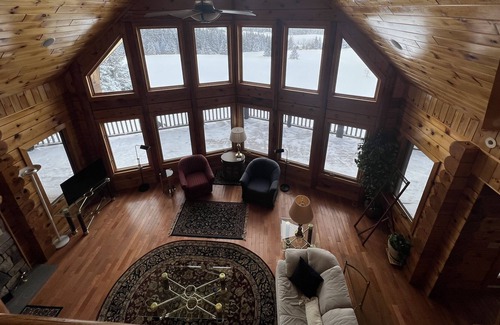 Colebrook Cabina | Cheerful and spacious log home4 bedroom 3 1/2 bath