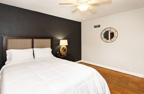 Lindenwood Park Casa | Cheerful and spacious 2 bedroom home with parking