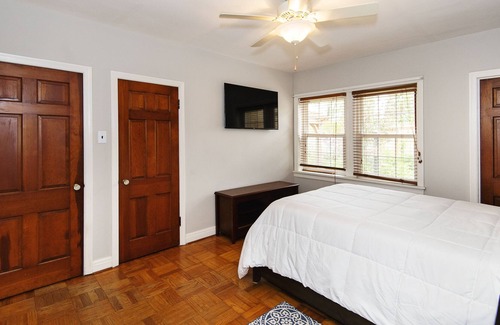 Lindenwood Park Casa | Cheerful and spacious 2 bedroom home with parking