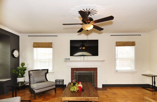 Lindenwood Park Casa | Cheerful and spacious 2 bedroom home with parking