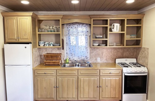 Spanish Wells Casa | Cheerful Bahamian Pad. Walk to Beaches, Bars, Restaurants, Grocery-Liquor stores