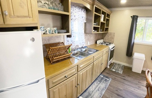 Spanish Wells Casa | Cheerful Bahamian Pad. Walk to Beaches, Bars, Restaurants, Grocery-Liquor stores
