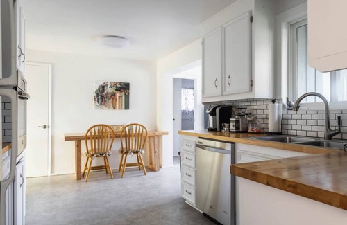 West End Casa | Cheerful beautiful home with fully fenced backyard in North Tacoma