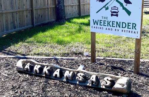 Plainview Cabina | Cheerful cabin with KING bed and WiFi, AC in charming Plainview
