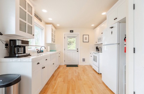 Grays Harbor County Cabaña | Cheerful coastal cottage w/hot tub - 2 min walk from the beach!