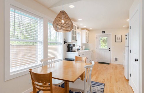 Grays Harbor County Cabaña | Cheerful coastal cottage w/hot tub - 2 min walk from the beach!