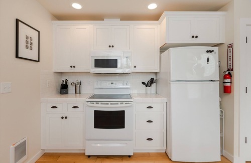 Grays Harbor County Cabaña | Cheerful coastal cottage w/hot tub - 2 min walk from the beach!