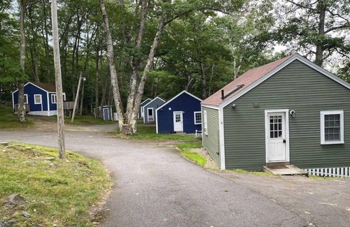 Edgecomb Cabaña | Cheerful Cottage Close to Everything 12