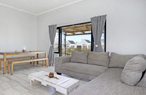 St. Helena Bay Casa | Cheerful Cottage on Britannia Beach, West Coast