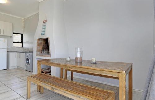 St. Helena Bay Casa | Cheerful Cottage on Britannia Beach, West Coast