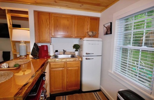Edgecomb Cabaña | Cheerful Cottage with Loft Close to Everything 6