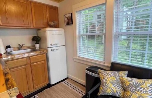 Edgecomb Cabaña | Cheerful Cottage with Loft Close to Everything 6