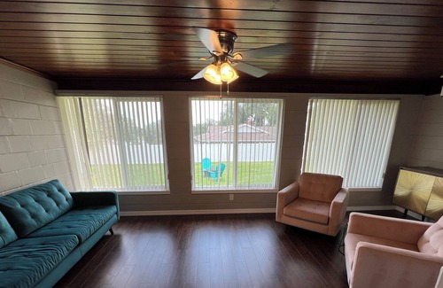 Eustis Casa | Cheerful, cozy home with loft and beautiful sunsets