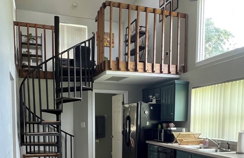 Eustis Casa | Cheerful, cozy home with loft and beautiful sunsets