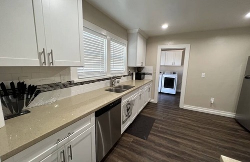 Stockton Otro | Cheerful cozy secured ranch style close 99 freeway&famous food restaurants