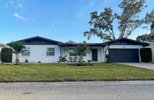 Clearwater Casa | Cheerful & Elegant 4-Bedroom House in Clearwater