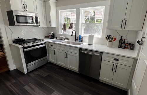 Framingham Casa | Cheerful entire house with 3 bedrooms and work area.
