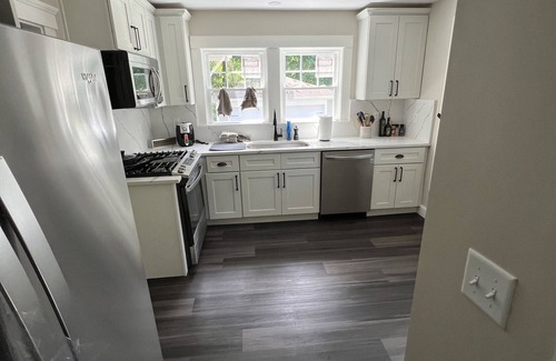 Framingham Casa | Cheerful entire house with 3 bedrooms and work area.