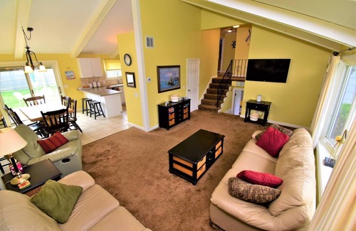 Eastward Look Casa | Cheerful four-bedroom home with central air