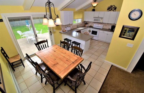 Eastward Look Casa | Cheerful four-bedroom home with central air