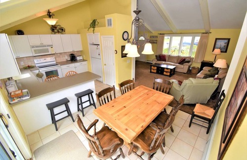 Eastward Look Casa | Cheerful four-bedroom home with central air