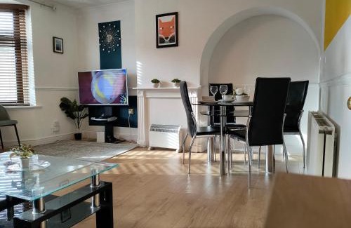 Becontree Casa | Cheerful Gem of Barking & Dagenham 3 Bedroom House Entire Property