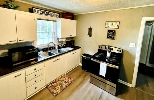 Gadsden Casa | ★ Cheerful Home Close to everything in Gadsden. ★