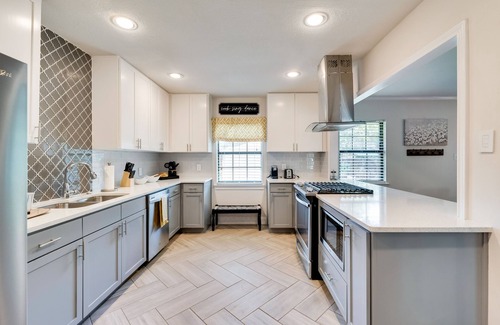 Northwest Dallas Casa | Cheerful home, sleeps 9, outdoor grill +dining!!!