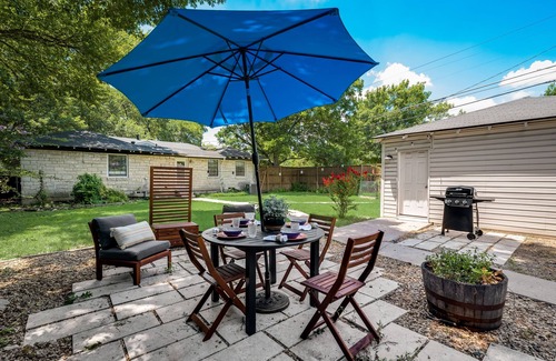 Northwest Dallas Casa | Cheerful home, sleeps 9, outdoor grill +dining!!!