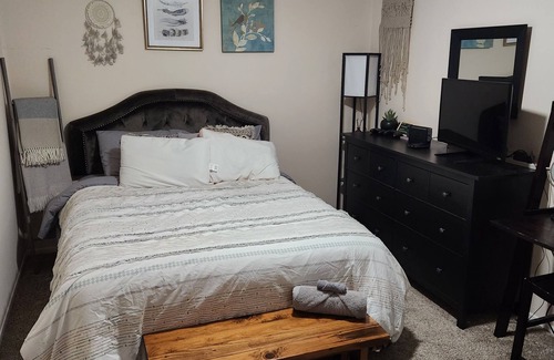 Virginia Beach Casa | Cheerful home with furnished room and fun hosts
