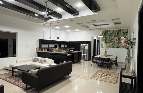 Pharr Casa | Cheerful Home with a Pool