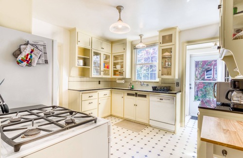 Amazon Casa | Hogar alegre con patio y patio - a pie de parques, senderos y Hayward Field.