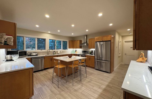Town of Copake Casa | Cheerful Home with Stunning Views and Indoor Fireplace