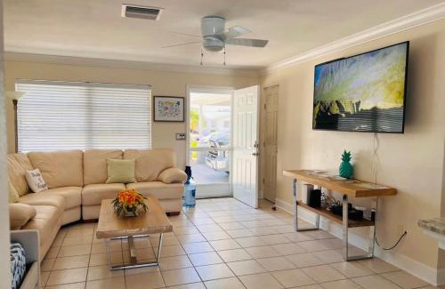 Caloosahatchee Casa | Cheerful home with two Bedrooms
