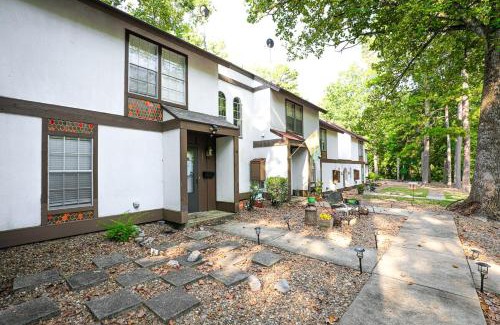 Hot Springs Village Apartamento | Cheerful Hot Springs Village Condo