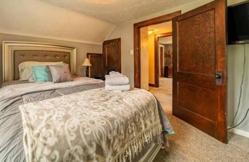 Akron Casa | Cheerful, Kenmore, Summit Lake