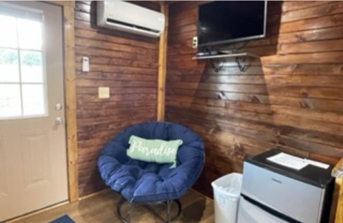 Hayesville Casa | Cheerful Lake Front Tiny Home