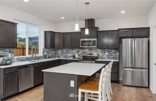 Ferndale Casa | Cheerful & New * 5 Bdrm Home * Office & Bonus Room