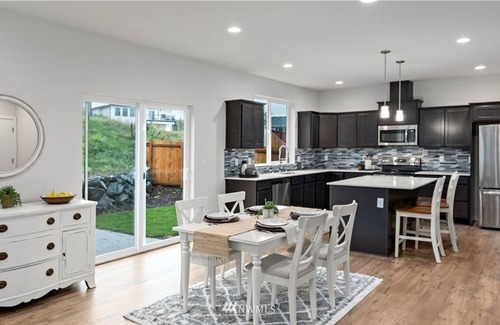 Ferndale Casa | Cheerful & New * 5 Bdrm Home * Office & Bonus Room