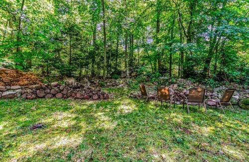 Hamden Casa | Cheerful New England home near Quinnipiac University