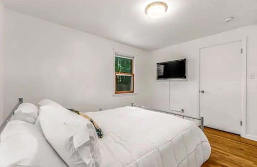 Hamden Casa | Cheerful New England home near Quinnipiac University