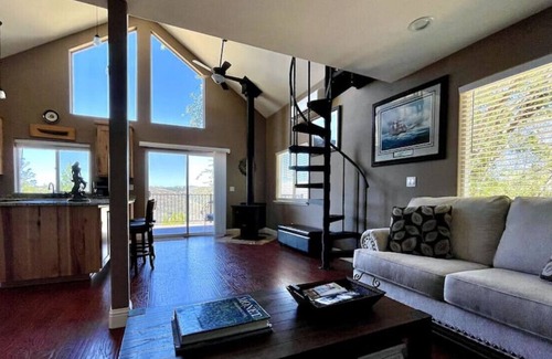 Fair Play Cabina | Cheerful one bedroom loft cabin close to wineries
