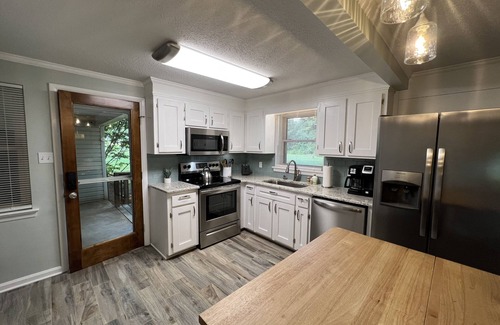 Newton Casa | Cheerful, relaxing ranch in quiet neighborhood with fire pit