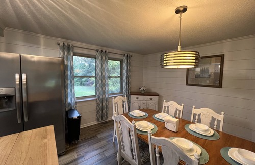 Newton Casa | Cheerful, relaxing ranch in quiet neighborhood with fire pit