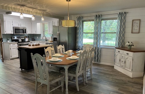 Newton Casa | Cheerful, relaxing ranch in quiet neighborhood with fire pit
