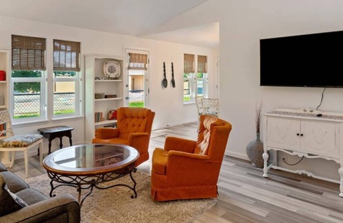 West Valley Casa | Cheerful Single Level Home. Hangout in Backyard w/ Hot Tub! 15 min to Downtown + 10 min to Village