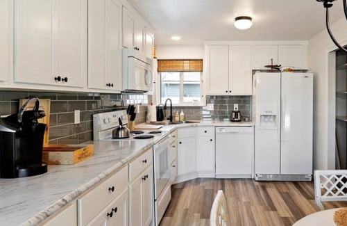 West Valley Casa | Cheerful Single Level Home. Hangout in Backyard w/ Hot Tub! 15 min to Downtown + 10 min to Village